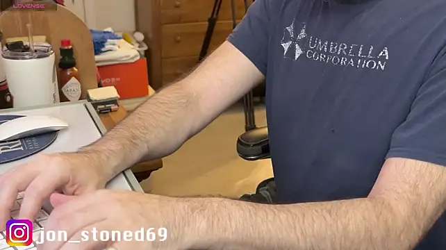 Apocalypse_Jerry live cam on StripChat