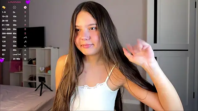 lunahuurt (F teen) - naked boobs (10 min)
