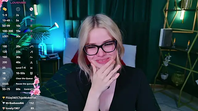ChloeWells live sex cam