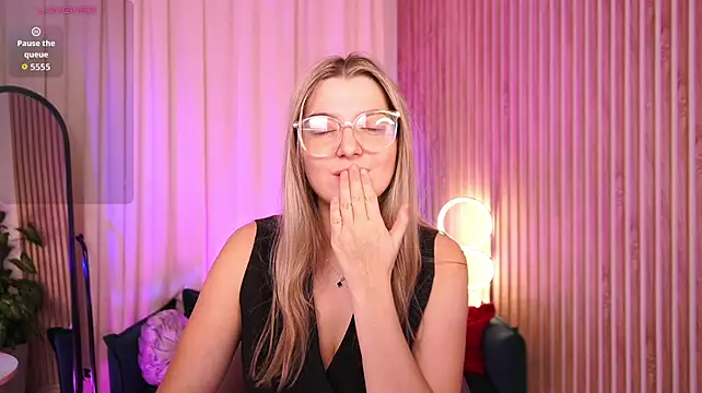 LucreciaStorm live cam preview