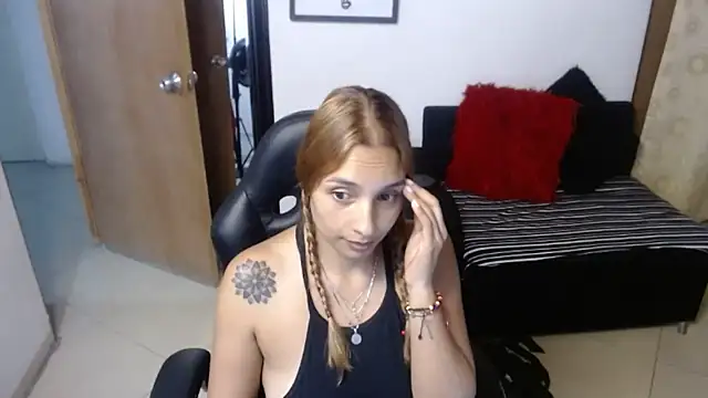 mykaelahoney busty webcam model