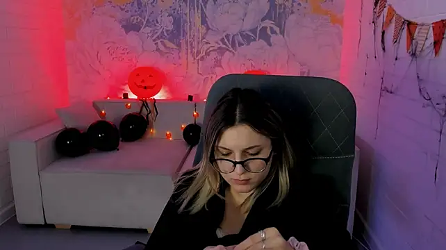 LeslieBloom live cam preview