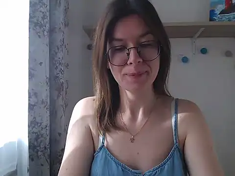 ElaraHart live cam on StripChat