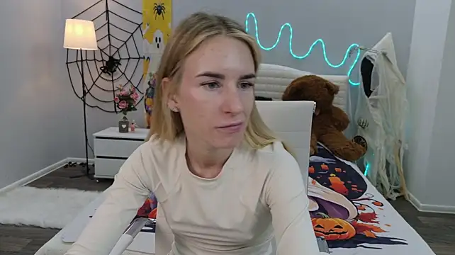 DeboraHorny busty webcam model