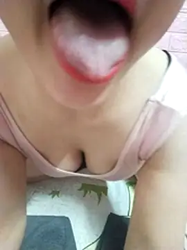 NannanLy2002 live cam on StripChat