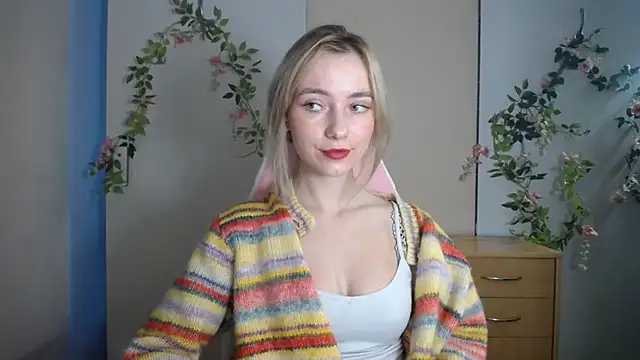 LuciaYoung live cam on StripChat