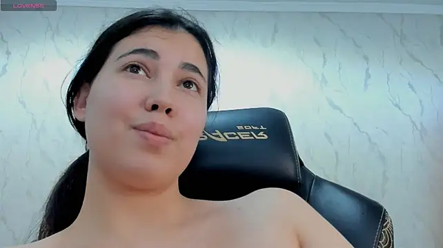 Diara_1an live cam on StripChat