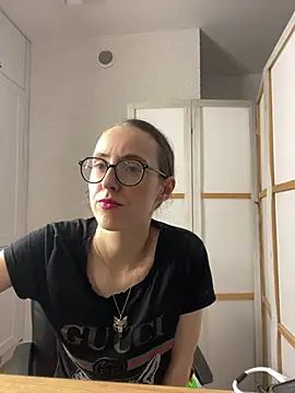 MartiniiSelenna live cam on StripChat