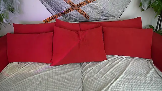 IceDanielles live cam preview