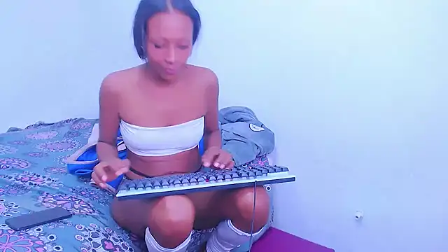 Live sex cam of monserrath_bitch_naughty