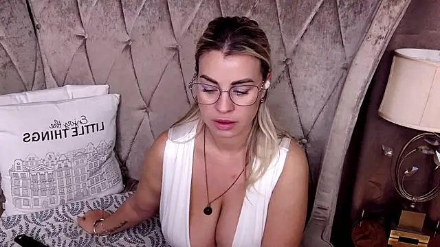 BustyGizelle live cam on StripChat