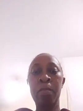 Prettybrowny live cam on StripChat