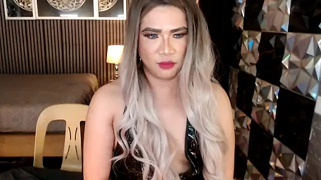 PrettyHorseCockTrans live cam on StripChat