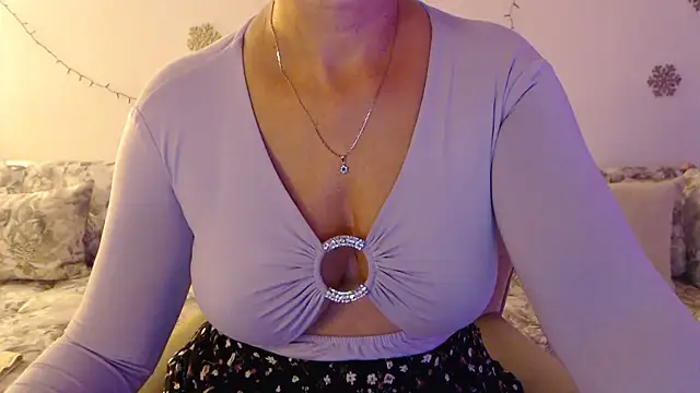 YourfantasyGiuly busty live cam model