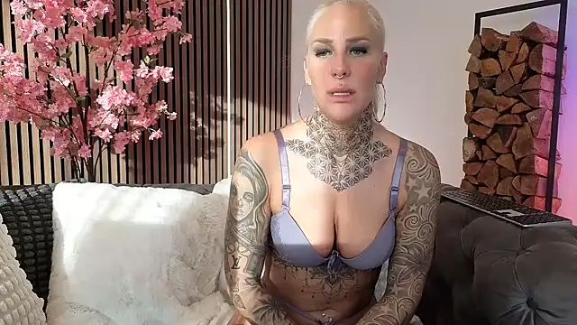 Lara-CumKitten webcam