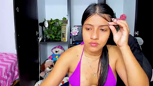 zara_cute live cam on StripChat