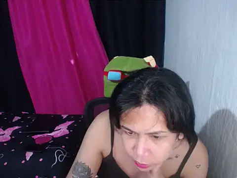 BriannaCruz24 live cam on StripChat