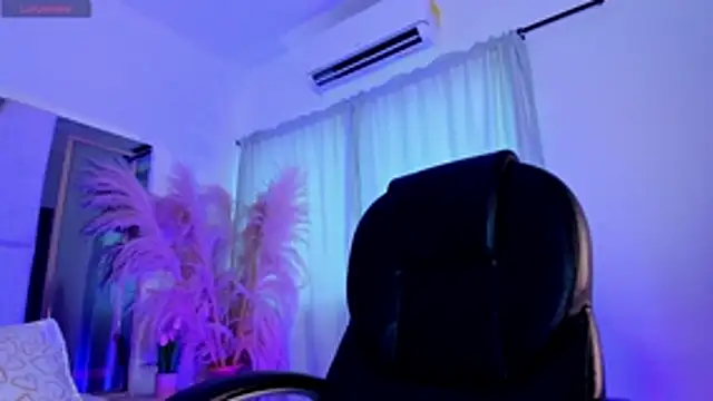 CarolineFyre live cam on StripChat