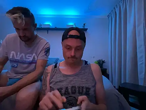 2hornyguyz webcam