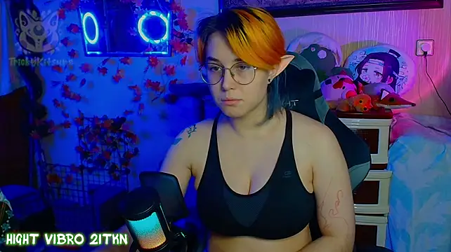 TrickyKitsune live cam on StripChat