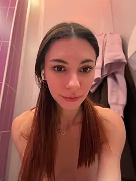 AmelieCrystal live cam on StripChat