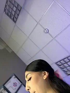 BadLilAngelXXX live cam on StripChat