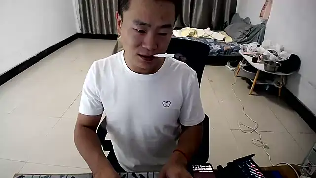 guan0777 (Ask my age) - 欢迎宝贝们来到冠冠直播间 希望宝贝们玩的​开心