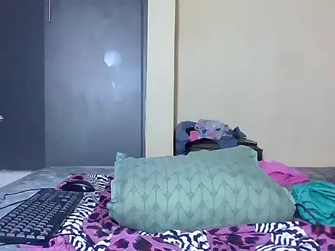 fine-ebonie live cam on StripChat