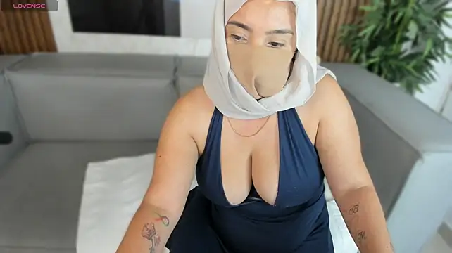 ZaynaSecret live cam on StripChat