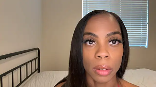 laurenUniverse live cam preview