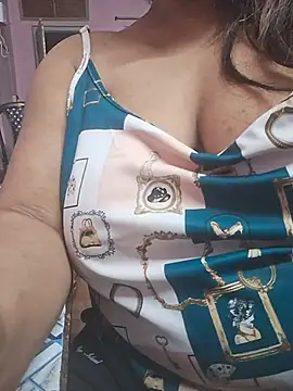 hot_trisha_ (F young) - pussy fingaring