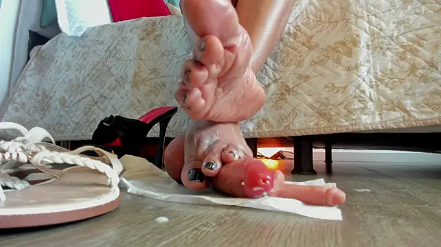 naomy_smithxx (F milf) - walking without shoes