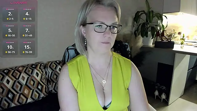 juarnea_ (F milf) - a glance at the camera ...🥰💕✨