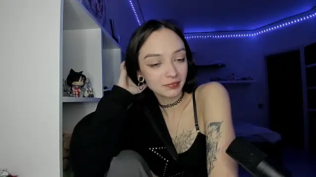 purryuna (F young) - show  manicure