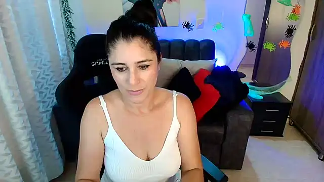 LUCYMILF_SEXY live cam on StripChat