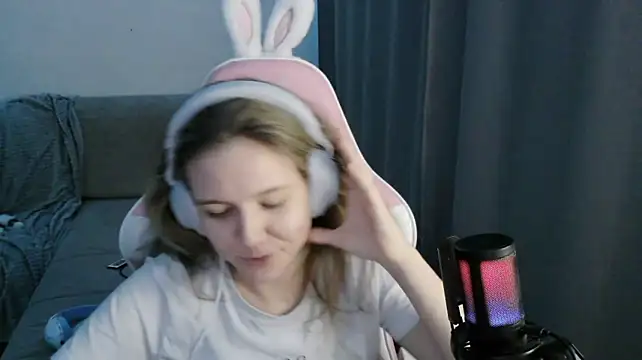 helenmo0n (F young) - cute air kiss