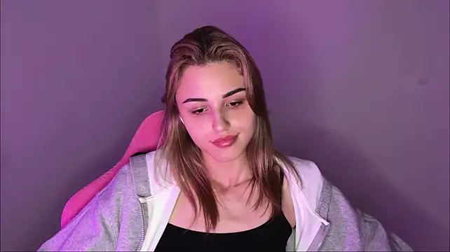 neweva_ (F teen) - Peek under the shorts :D