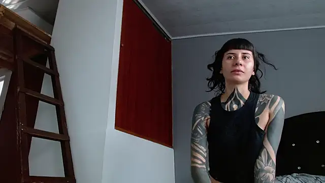 Emilia_1995 live cam on StripChat