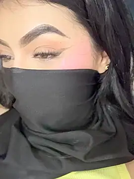 zharaaa18 (F young) - I reveal my lips and run my tongue over