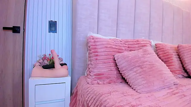 naira_velvett live cam on StripChat