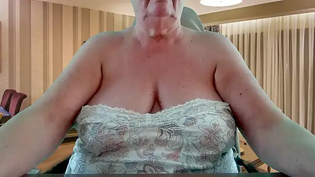 Live webcam show with Mystery-Grandmother - Interactive Lovense toys available