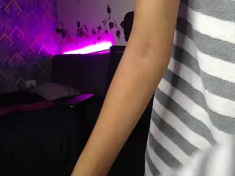 Innocent_beauty live cam on StripChat