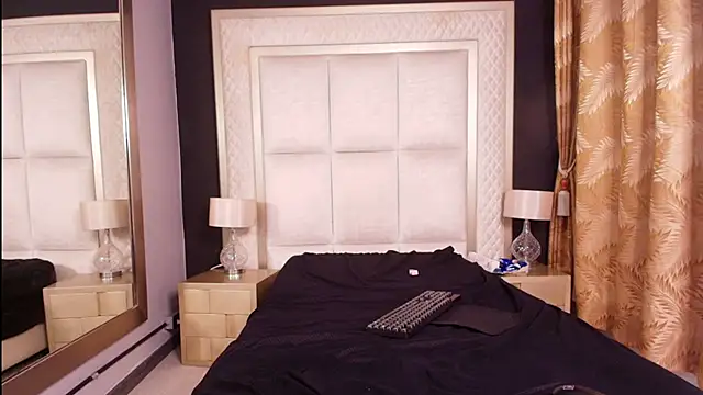 Ivonnekross live cam on StripChat