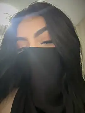 zharaaa18 (F young) - I reveal my lips and run my tongue over