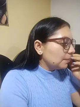 BlueeDiamond live cam on StripChat