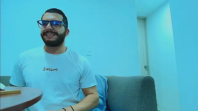 thomas_gun live cam on StripChat