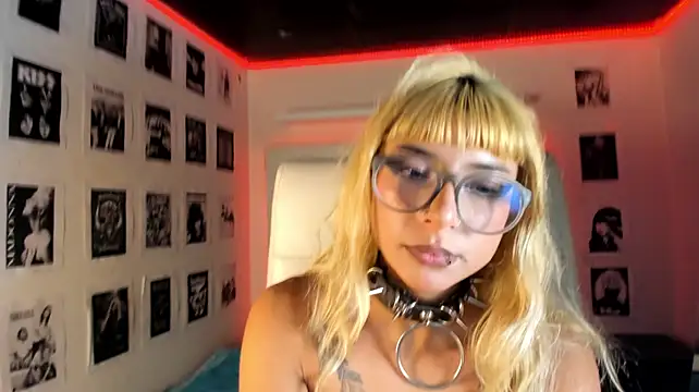 adhalee_js live cam on StripChat