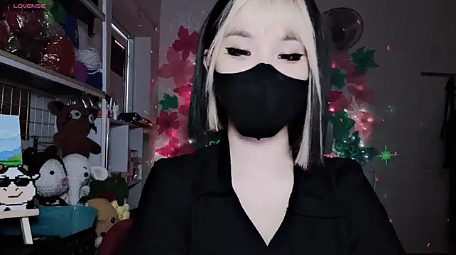 Tieu-May live cam on StripChat