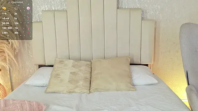 SensuallJenn live cam on StripChat