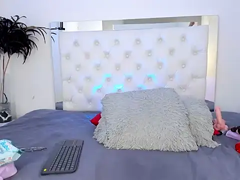 antonellacolis (F teen) - suck dildo